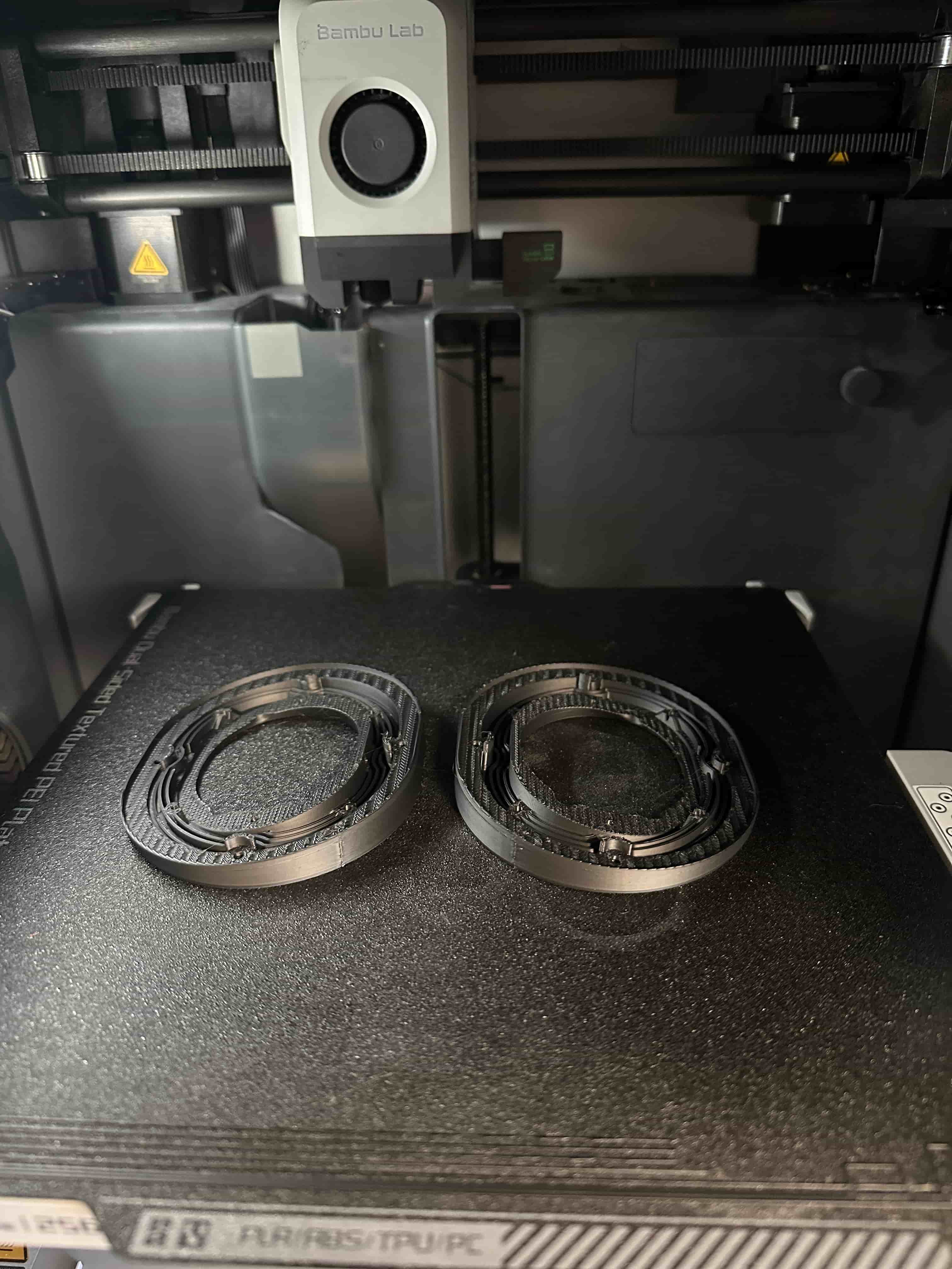 Wydrukowane muszle słuchawek Badger Sound Forge na stole Bambu Lab X1C – ABS, warstwa 0,2 mm