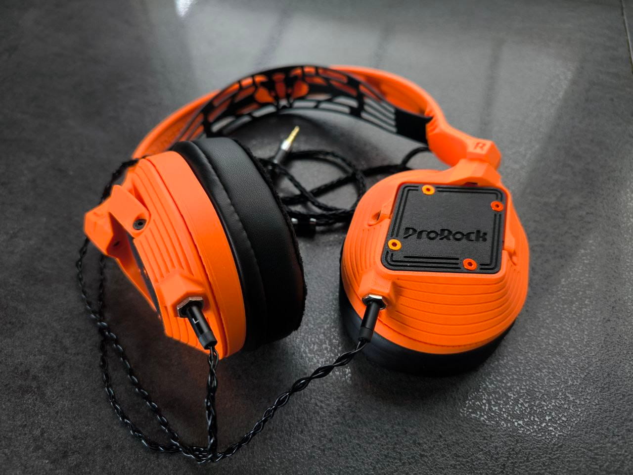 Słuchawki Badger Sound Forge DIY – widok z tyłu, pokrywa z logo ProRock, śruby M3×5 mm