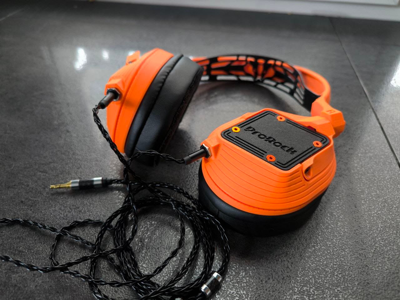 Gotowe słuchawki Badger Sound Forge DIY w kolorze pomarańczowym – widok z boku, kabel audio 3,5 mm