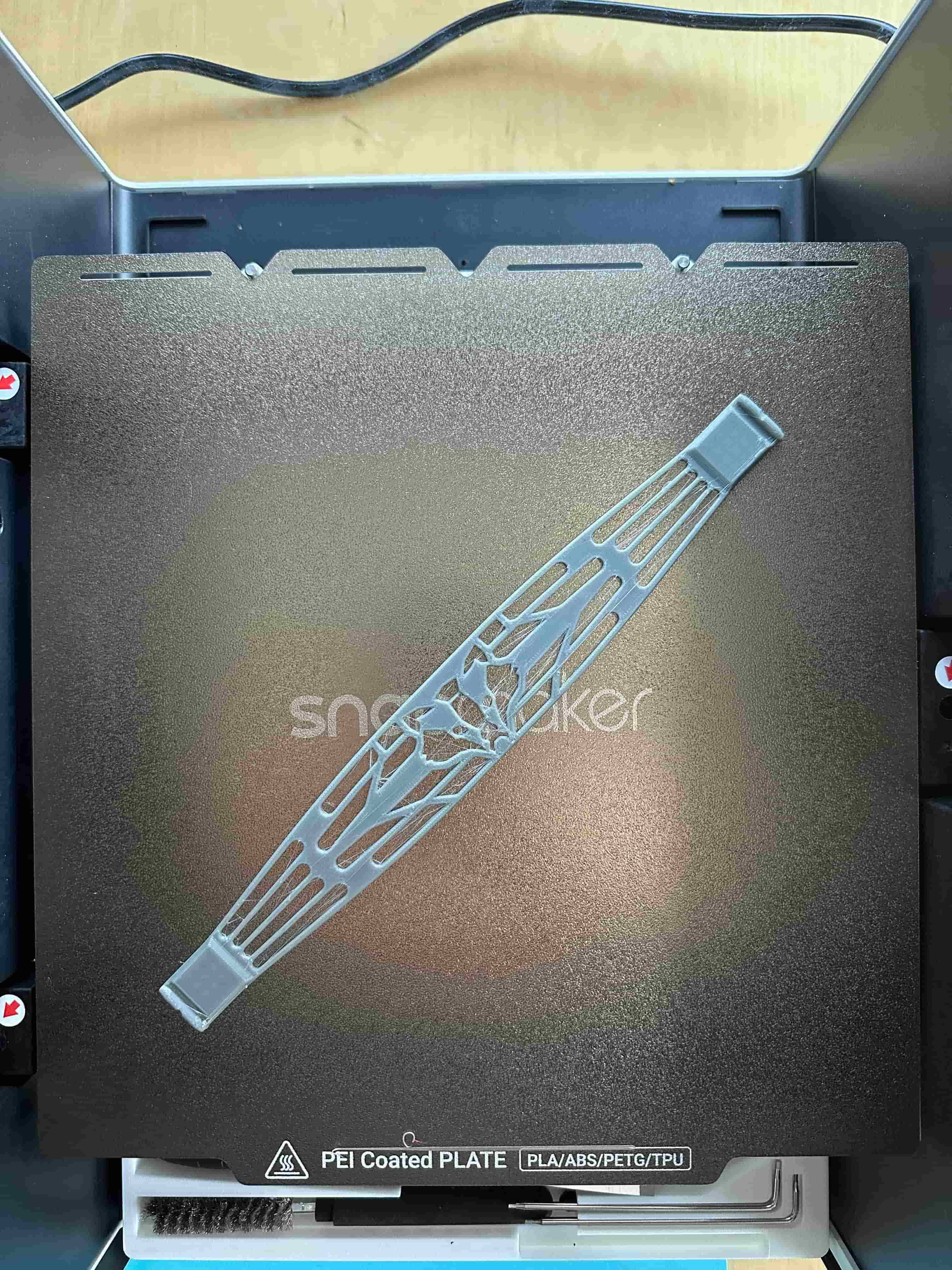 Pałąk słuchawek Badger Sound Forge po wydrukowaniu na Snapmaker U1 – orientacja po przekątnej